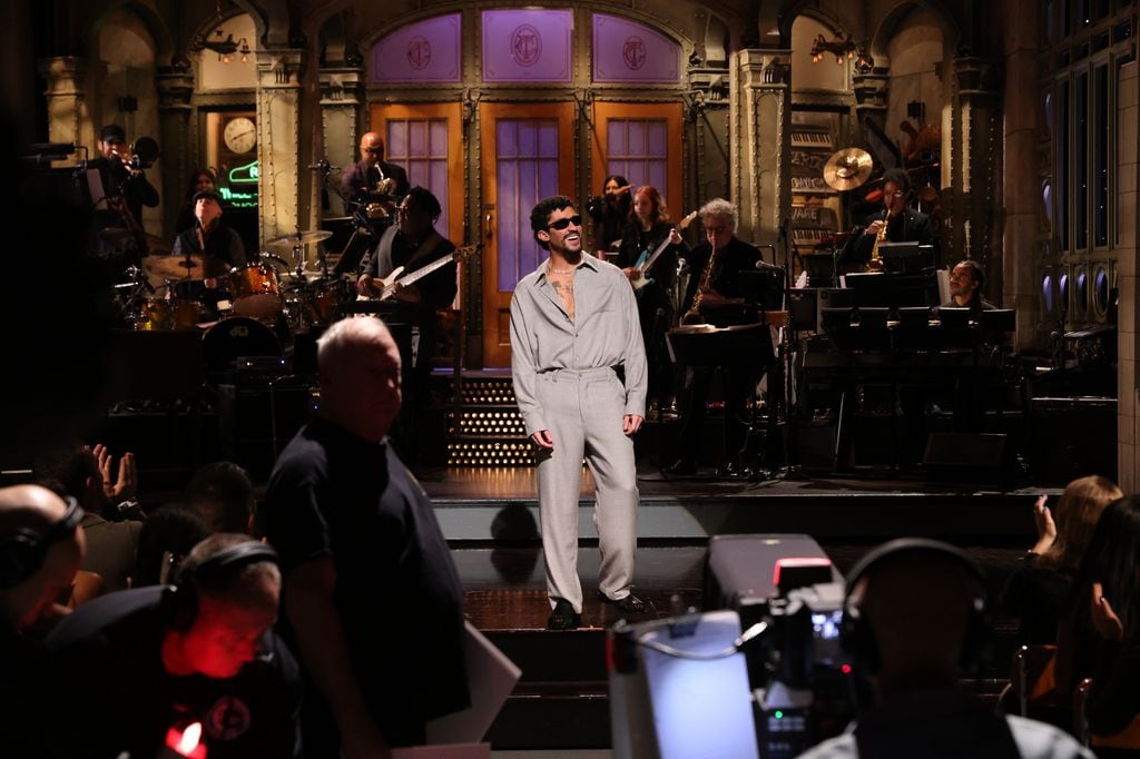 Bad Bunny respondió  las críticas por su participación en el Super Bowl en 'Saturday Night Live'.