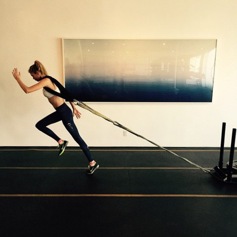 Stella Maxwell halando el sled