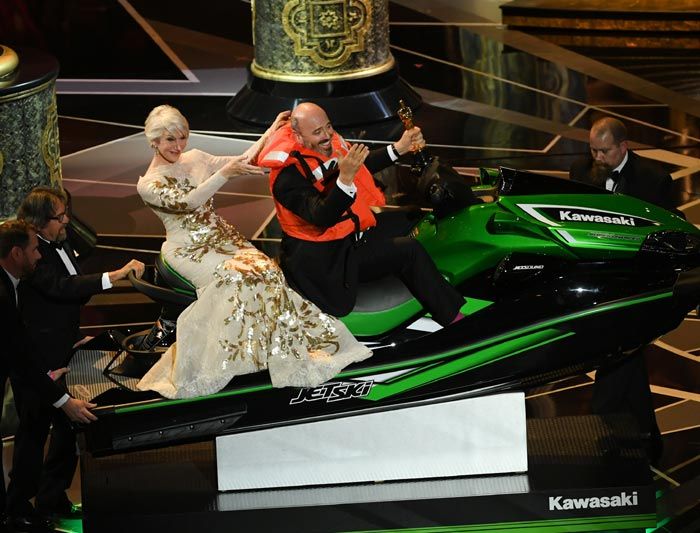 Helen Mirren entregó una moto acuática a Mark Bridges, que dio el discurso más breve al recoger su Oscar al mejor diseño de vestuario por El hilo invisible
