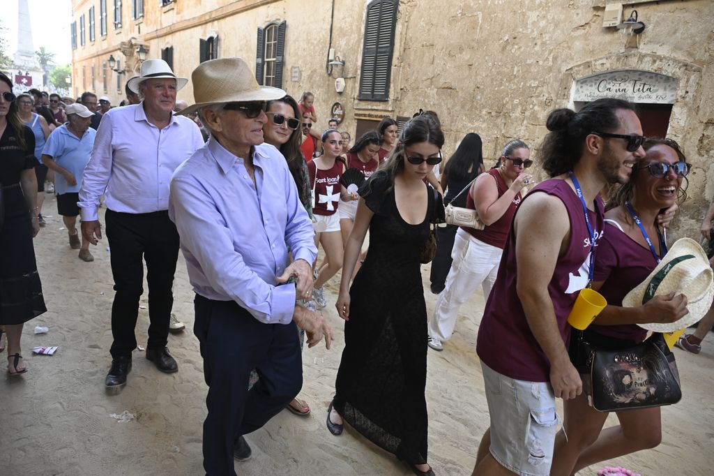 Michael Douglas junto con su hija Carys en Menorca