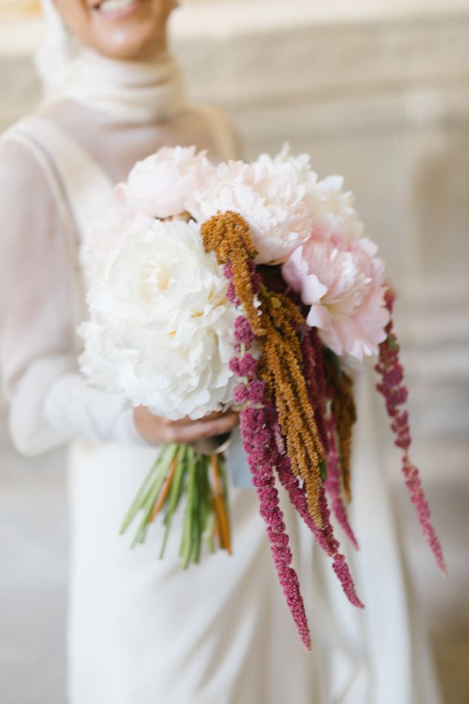 Ramo de novia de peonías y amaranthus