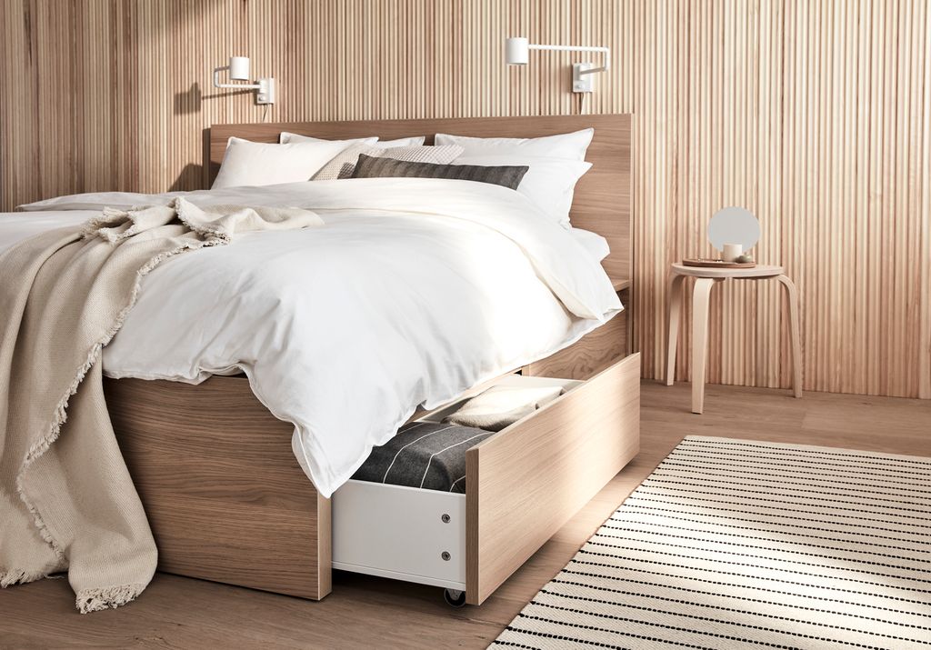 Dormitorio con cama con cajones.