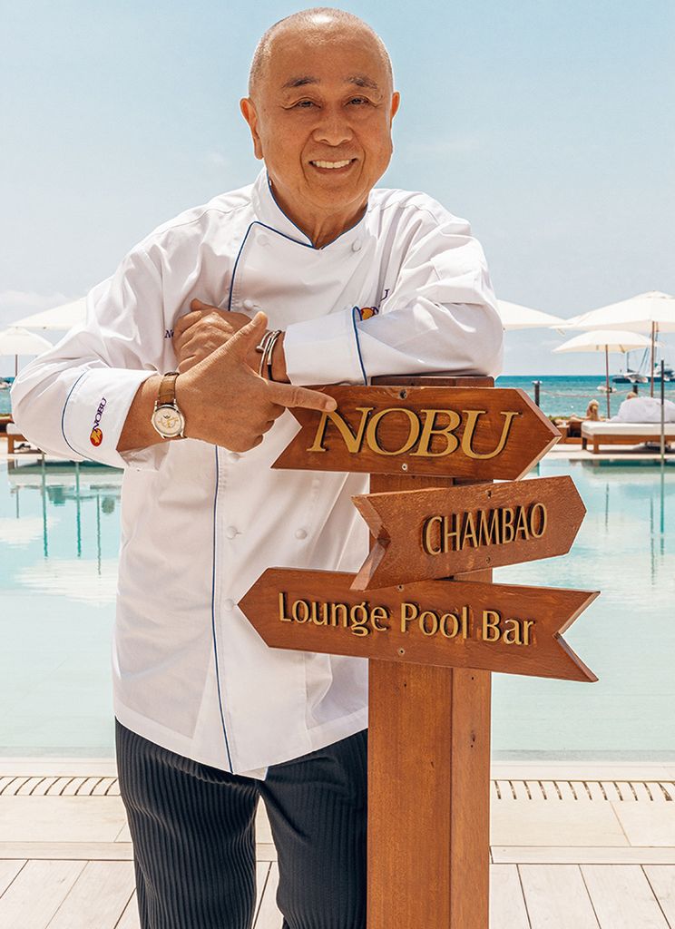 Chef Nobu Matsuhisa en el hall del Ibiza Bay Hotel 