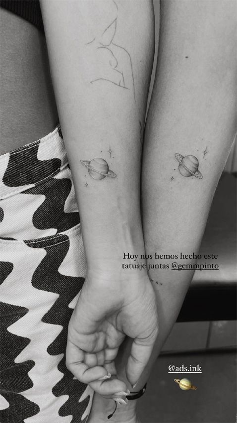 Laura Escanes se hace un tatuaje con su amiga Gemma Pinto