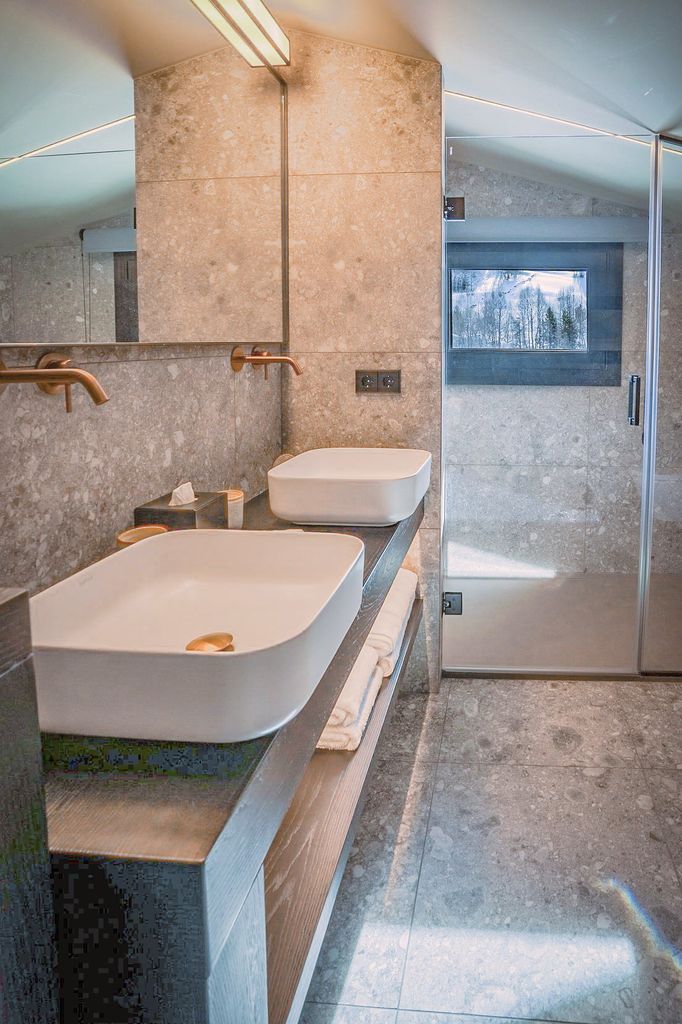 Baño para compartir con dos lavabos de sobreencimera