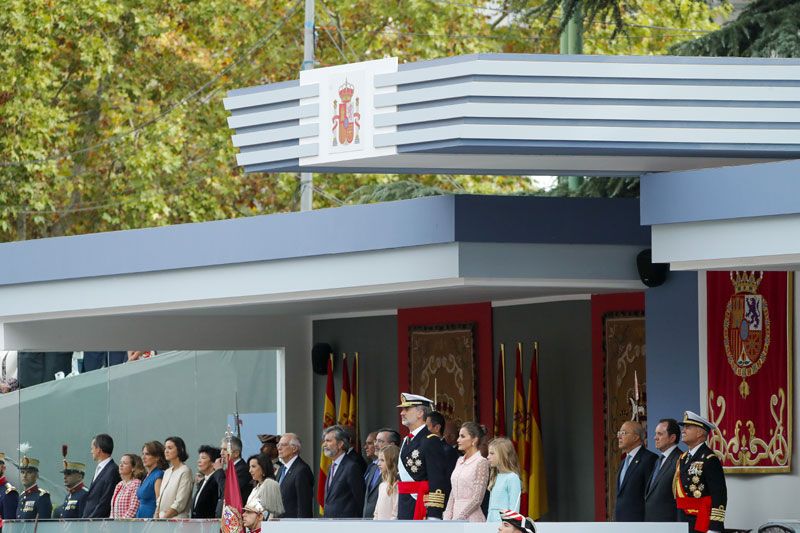 Desfile militar con la Familia Real en la tribuna