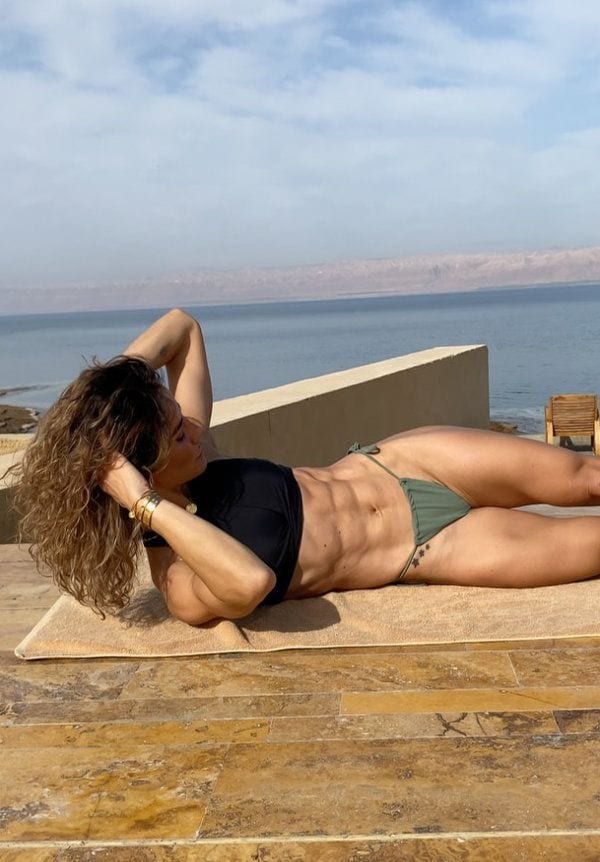 Senada Greca haciendo ejercicio de abdomen