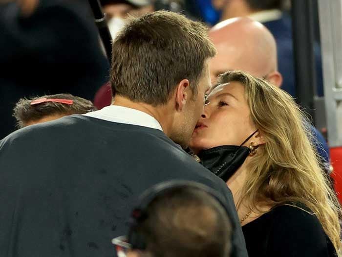 Gisele Bündchen dando un beso a Tom Brady 