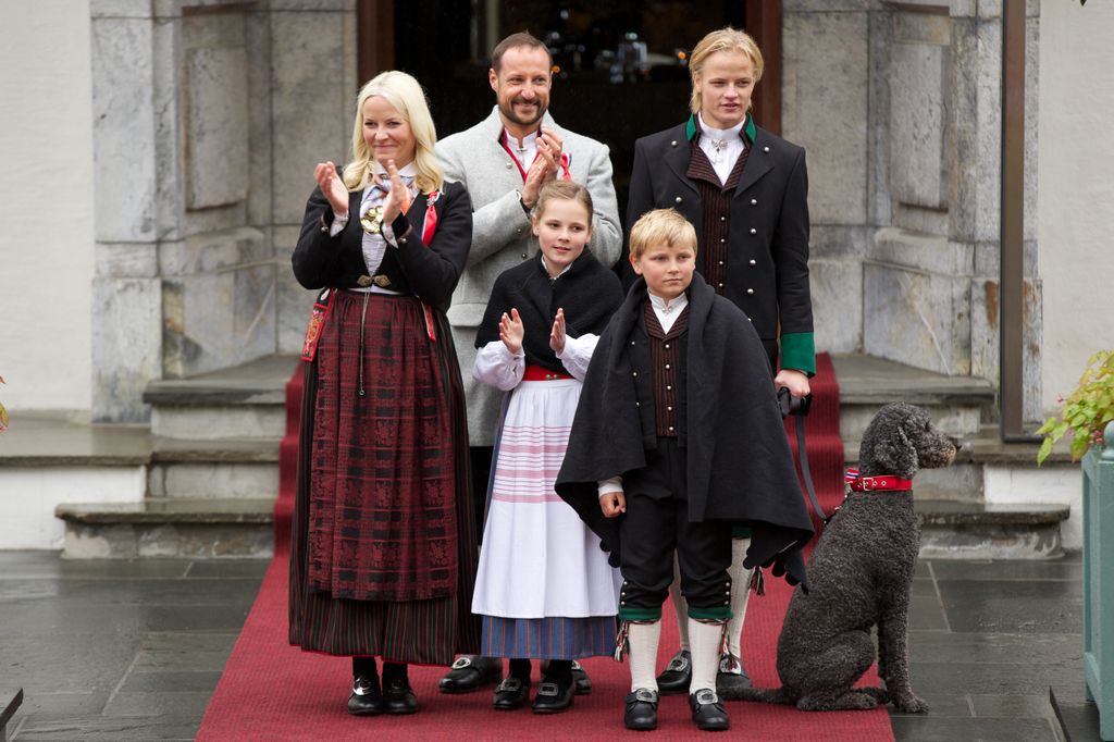 Marius Borg acompaña a su familia, que también es parte de la Familia Real en los actos que se celebran en Día Nacional en su residencia de Asker, donde se muestran a pie de calle y no en el balcón del Palacio Real de Oslo, reservado para la institución