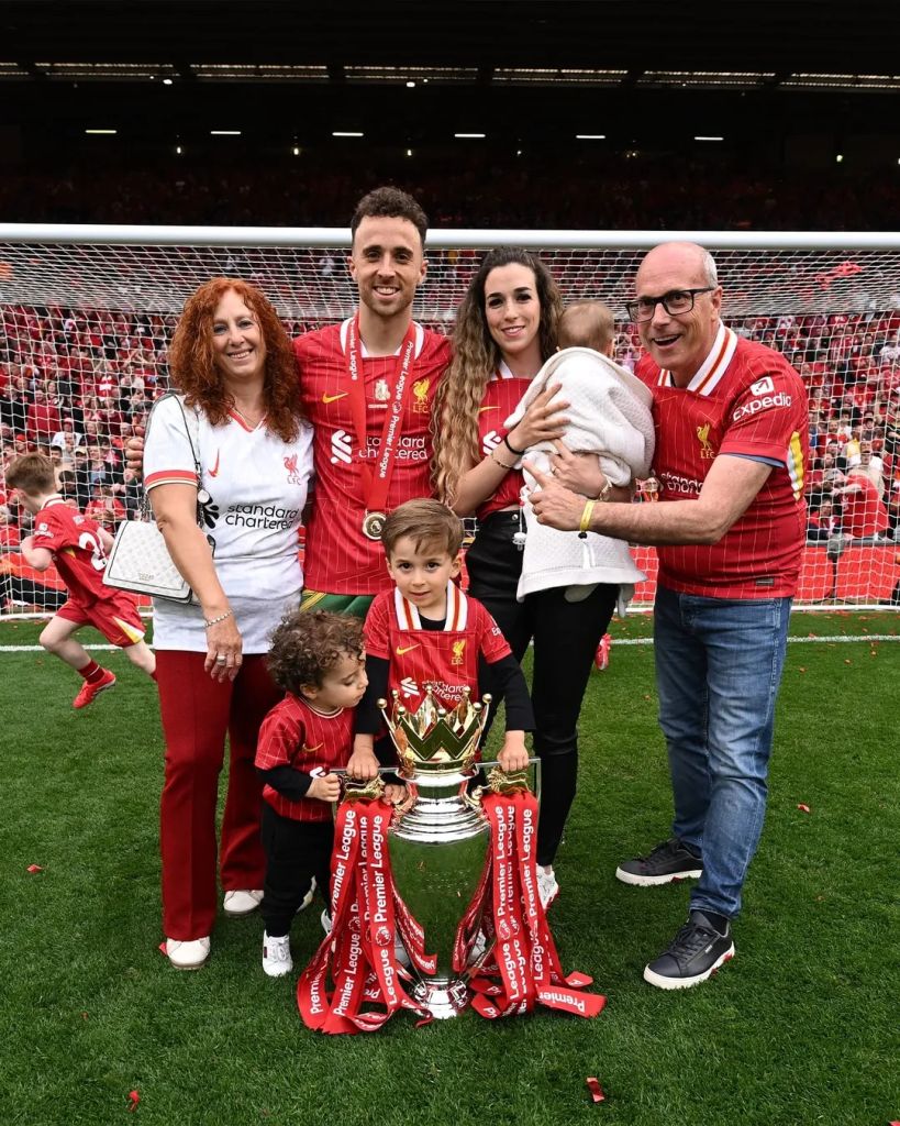 Diogo Jota con sus padres, Isabel y Joaquim, además de su esposa y sus tres hijos.