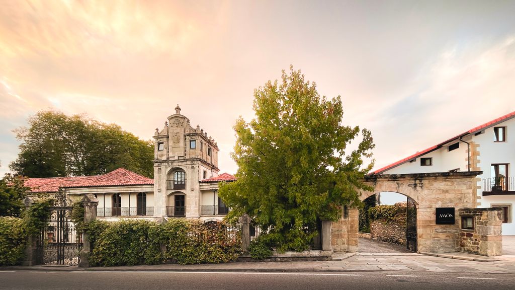El restaurante Cenador de Amós, en Villaverde de Pontones (Cantabria), ostenta las tres estrellas Michelin desde noviembre de 2019.