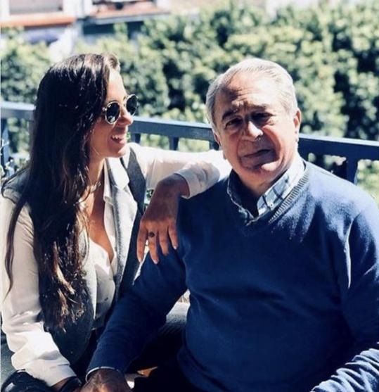 Plano medio de Anabel Pantoja con su padre Bernardo Pantoja Martín
