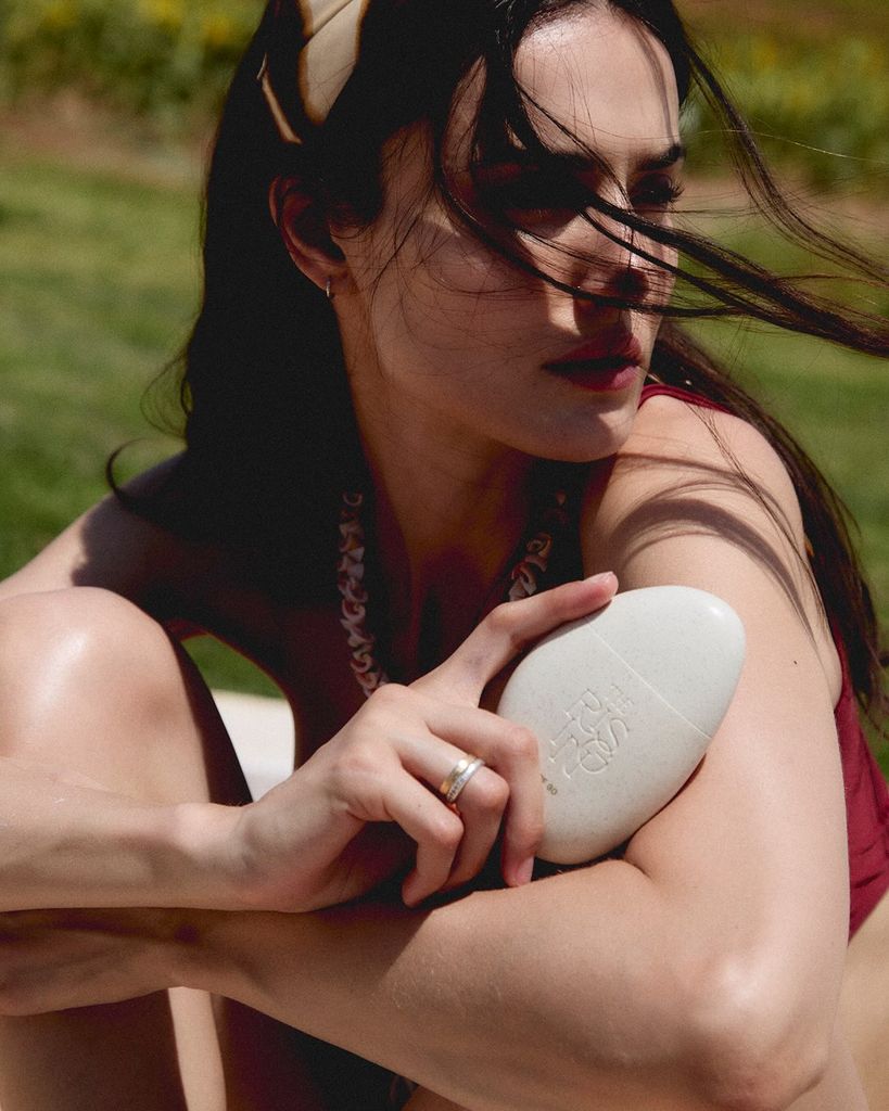 Blanca Padilla con su protector solar en la mano