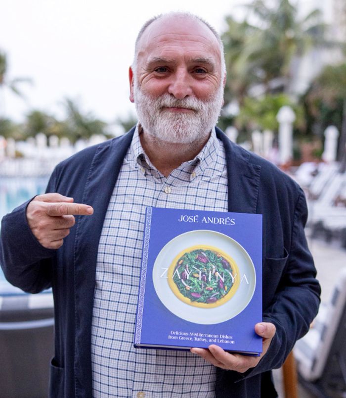 José Andrés posa con el libro Zaytinya que reúne recetas inspiradas en su restaurante del mismo nombre, publicado en 2024. 