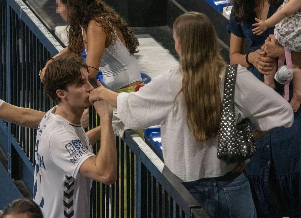 Pablo Urdangarin besa cariñosamente la mano de Johanna Zott