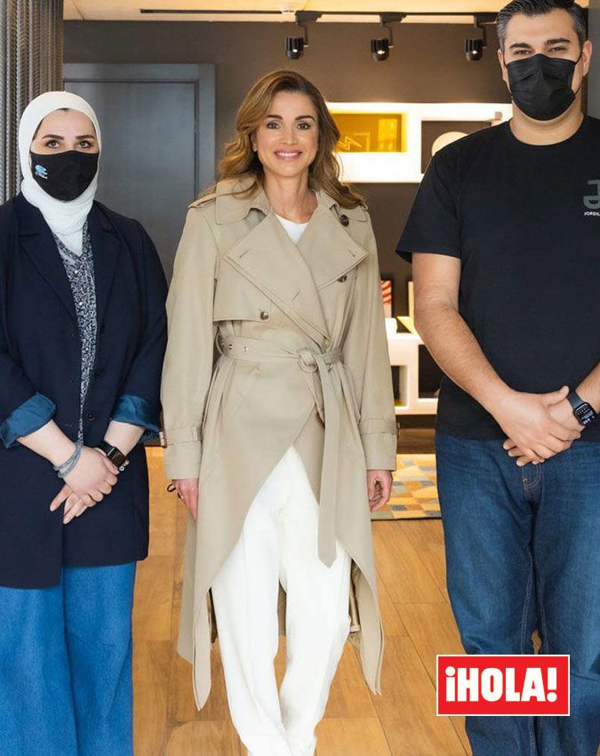 Rania de Jordania gabardina look