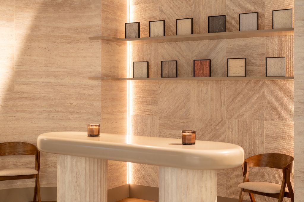 Cada superficie presenta ligeras variaciones de textura y relieve que hacen que cada proyecto sea diferente, aportando ese toque artesanal que hoy define el diseño más exclusivo.