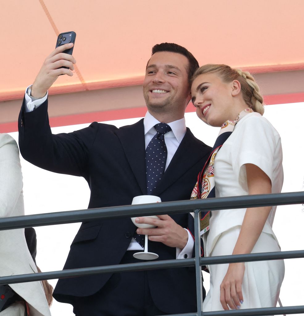 Jordan Bardella y la princesa María Carolina de Borbón-Dos Sicilias en el Gran Premio de Fórmula 1, el 7 de junio de 2026