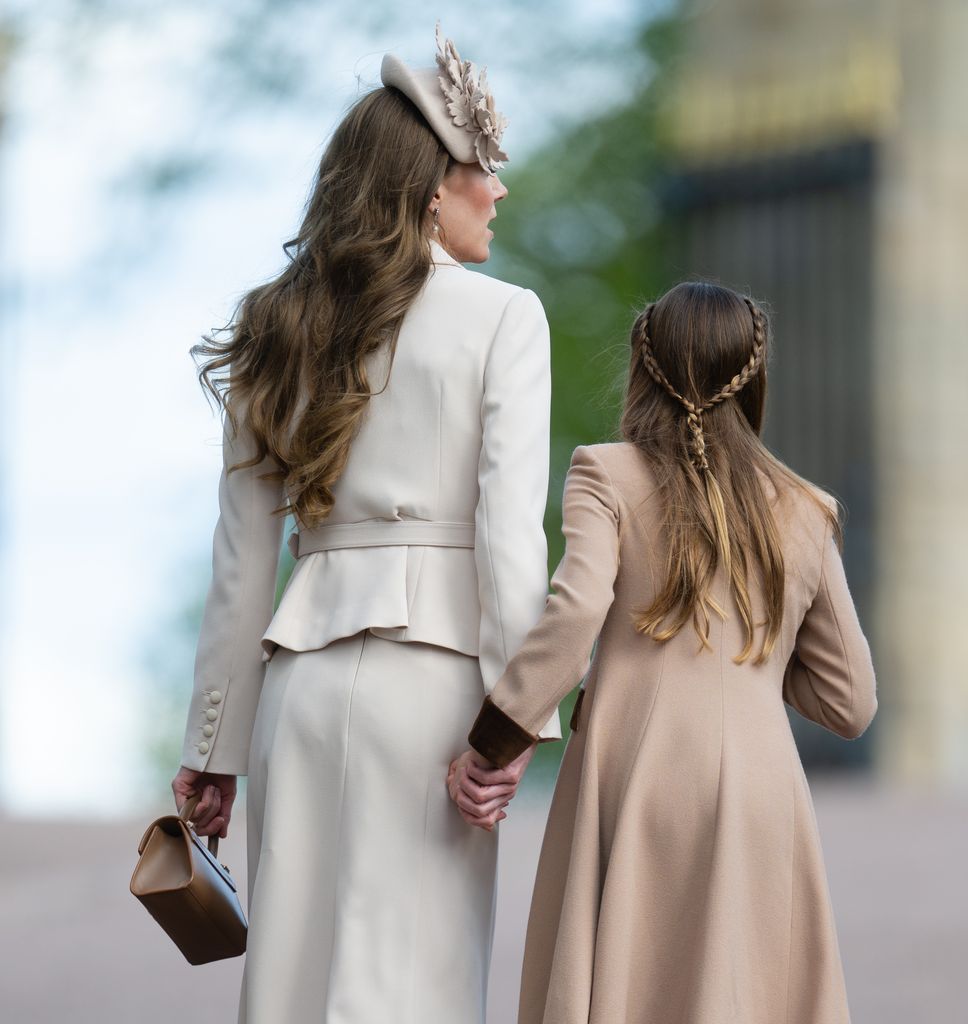 Kate Middleton y su hija, la princesa Charlotte, en la tradicional misa del Domingo de Pascua en la capilla de San Jorge, en el Castillo de Windsor, el 5 de abril de 2026
