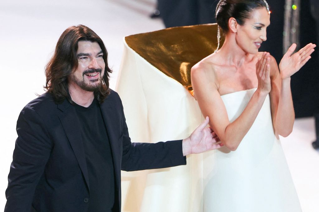Stéphan Rolland y Nieves Álvarez durante el desfile de Alta Costura otoño-invierno 2025-26