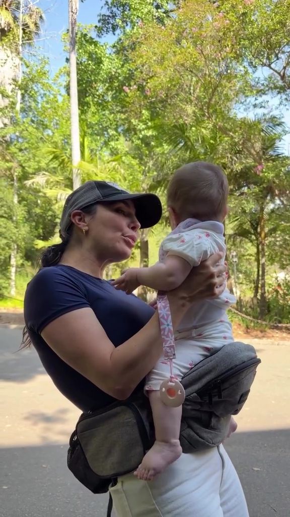 Martha Higareda mostró su lado más tierno como mamá.