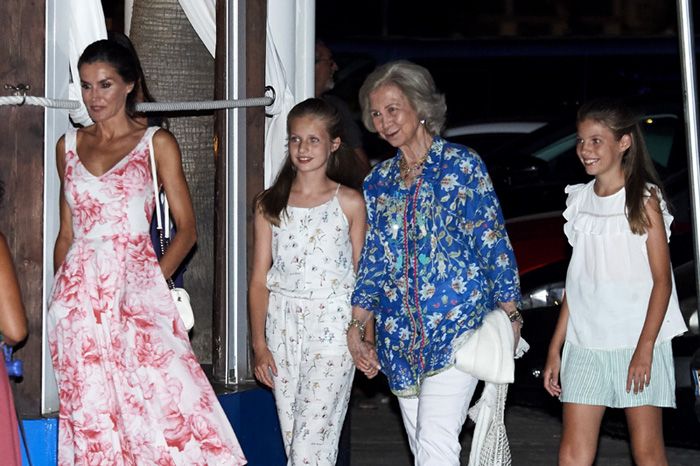Los Reyes y sus hijas cenando con doña Sofía en Portixol