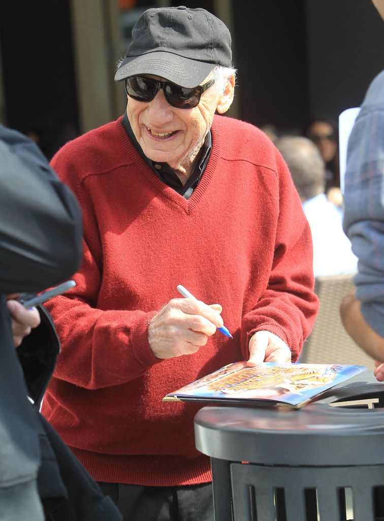 En marzo de 2020 firmando autógrafos por la calle a sus seguidores 