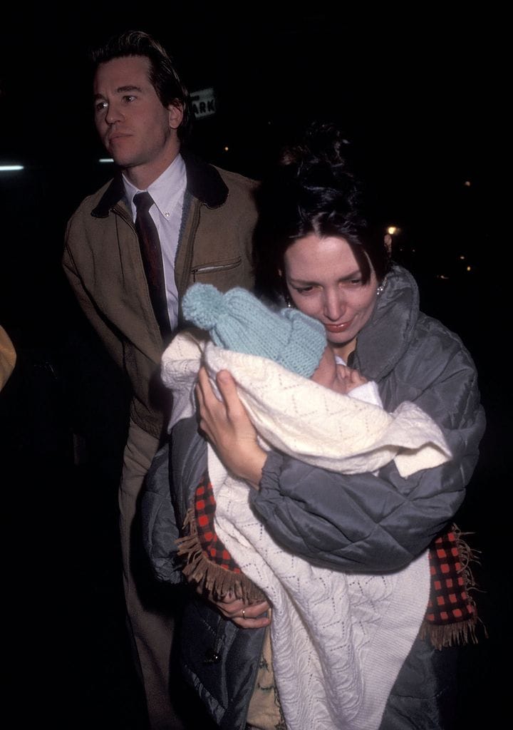 Val Kilmer con su mujer, la actriz Joanne Whalley y su hija Mercedes Kilmer en 1992