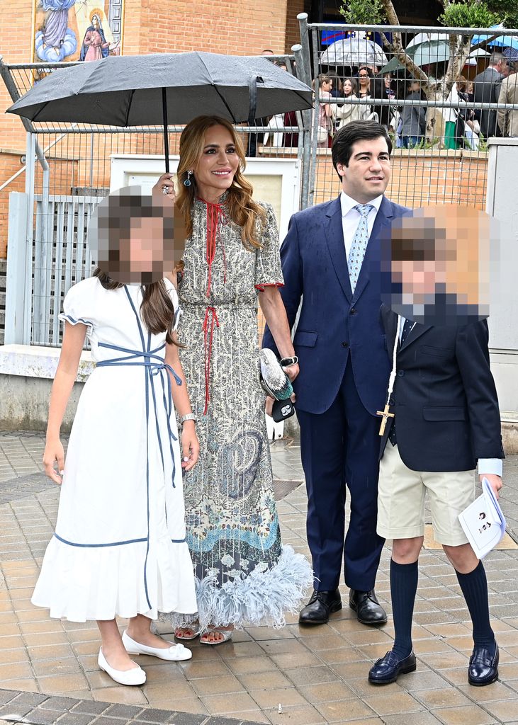 Gema Ruiz junto a sus hijos en la comunión del pequeño Juan, el 9 de mayo de 2026, en Madrid