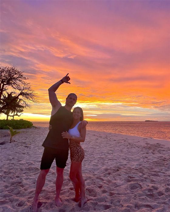 elsa pataky y chris hemsworth en la playa