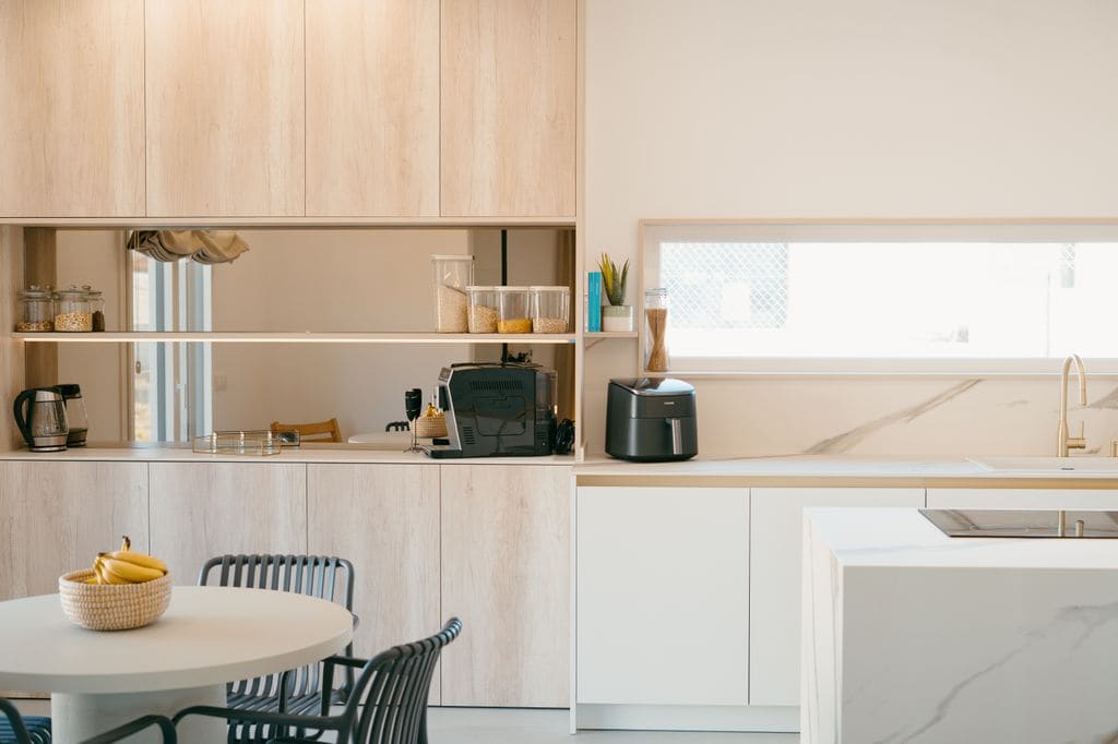 Desayunador. mesa de 'office' e isla de cocina