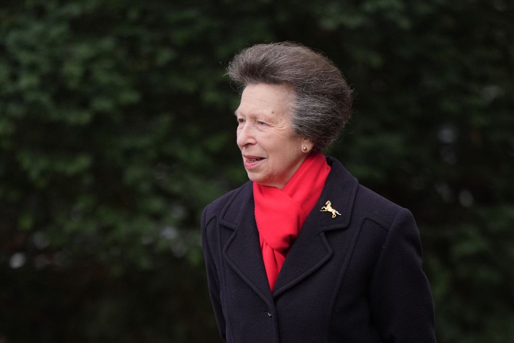 La princesa Ana de Inglaterra con su famoso broche con forma de caballo.