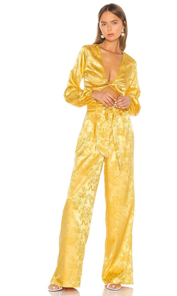 traje amarillo satinado de camila coelho para revolve