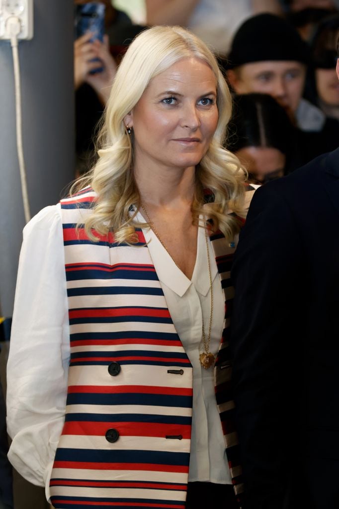Mette-Marit de Noruega recorriendo las instalaciones de la Fryshuset Foundation en Estocolmo, el 3 de mayo de 2022