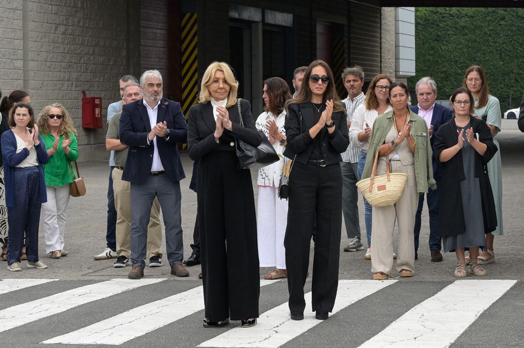 La presidenta de Inditex, Marta Ortega, le da el pésame a la mujer de Santiago Rey Fernández-Latorre durante su velatorio en el museo Santiago Rey Fernández-Latorre, a 28 de agosto de 2024 en Galicia 