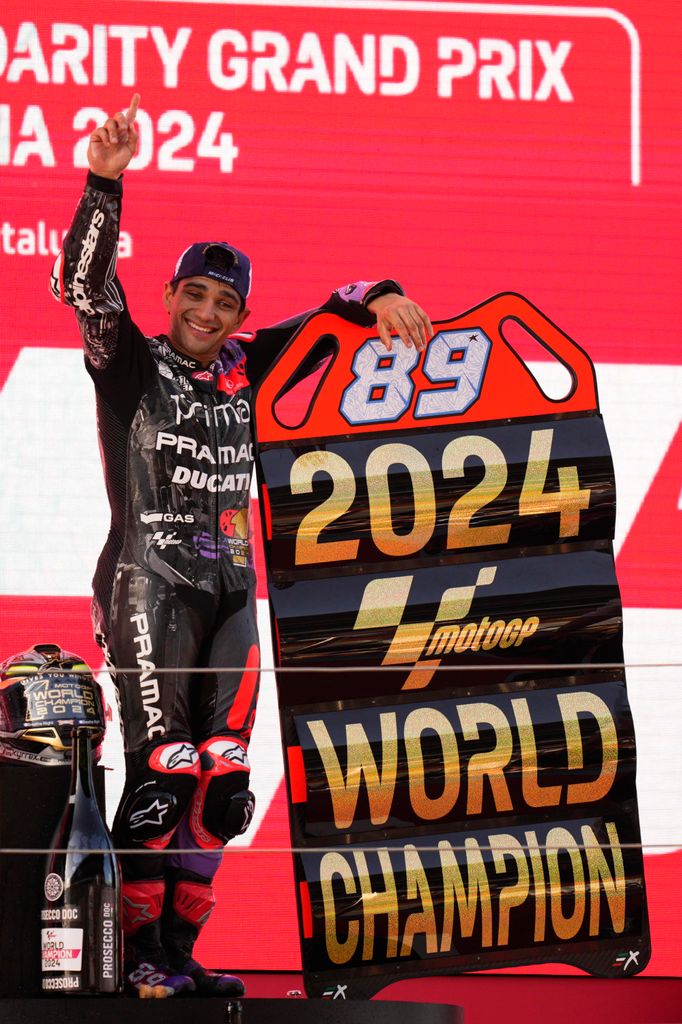Plano entero de Jorge Martín celebrando su victoria en una carrera