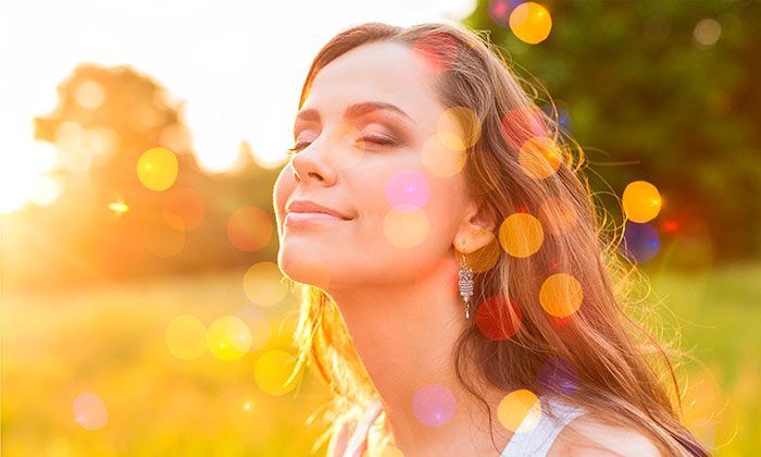 mujer relajada y feliz