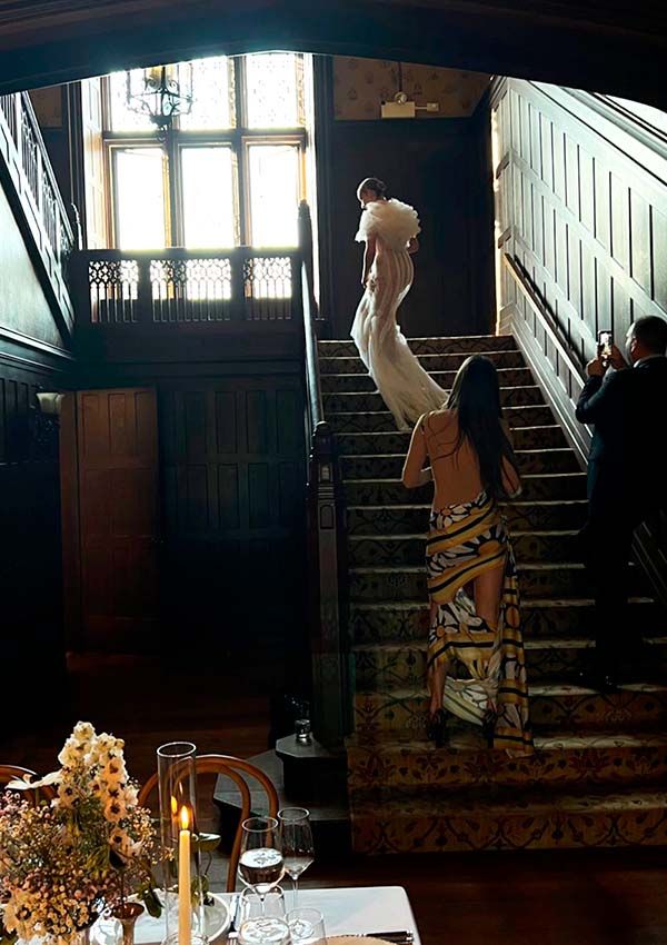 Chloë Sevigny vestida de novia junto a su estilista, Haley Wollens