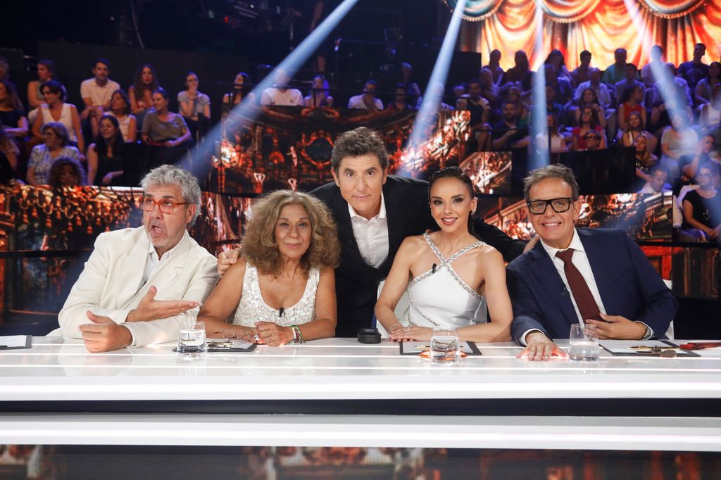 Manel Fuentes con los miembros del jurado: Florentino Fernández, Lolita, Chenoa y Àngel Llàcer