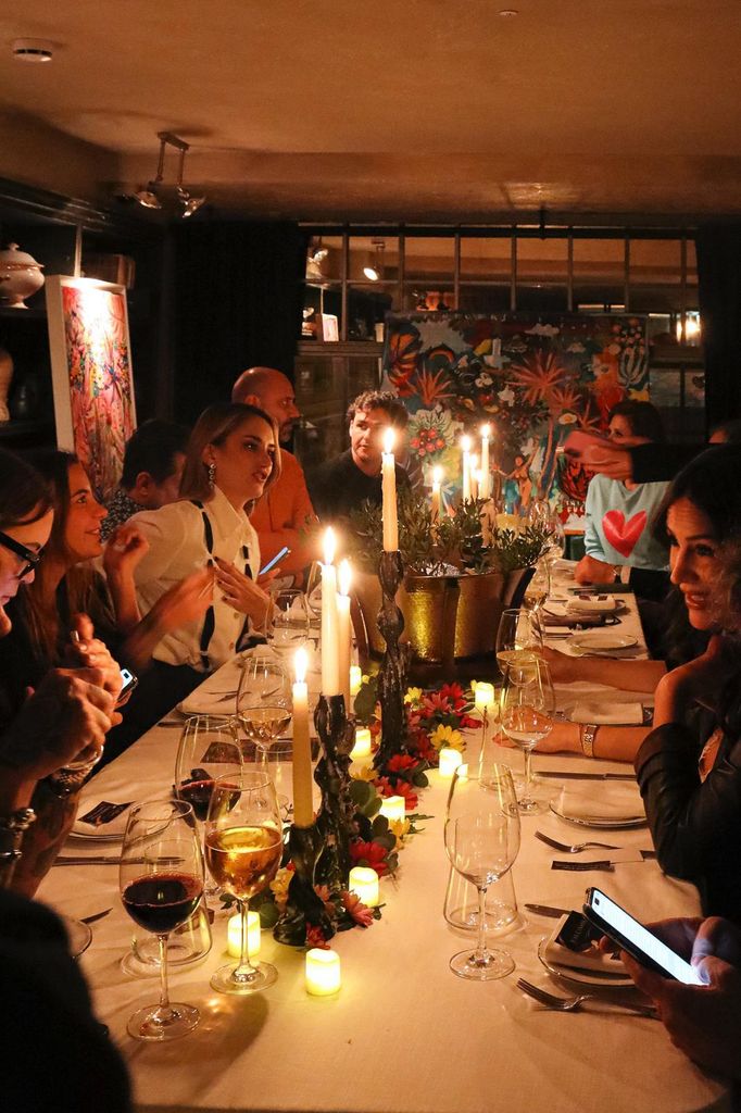 Alba Carrillo y el nutrido grupo de amigos que no faltaron a la cena