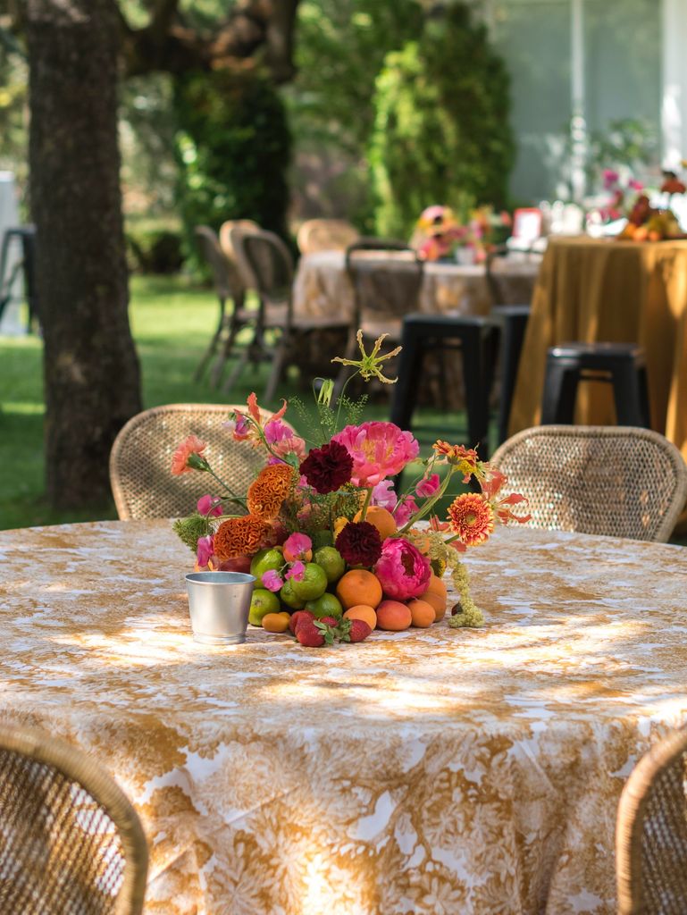Decoración de mesas de boda con frutas y verduras esculturas de flores