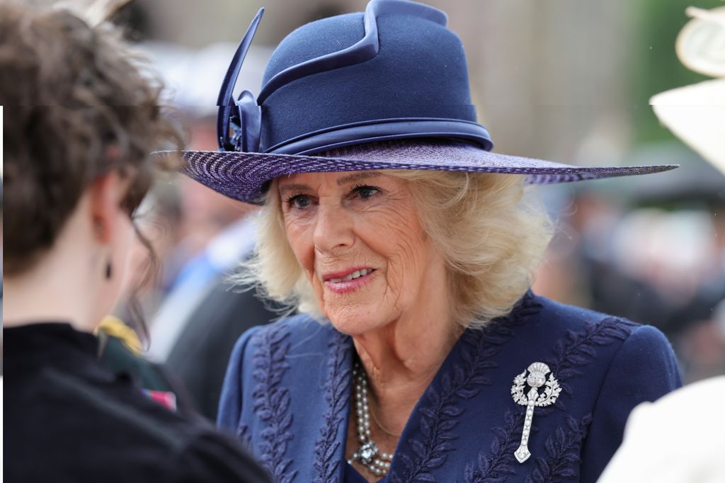 La reina Camilla en los jardínes del Palacio de Holyroodhouse 
