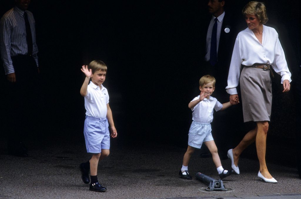 La Princesa con sus hijos, los príncipes Guillermo y Harry,  en agosto de 1988 en Londres