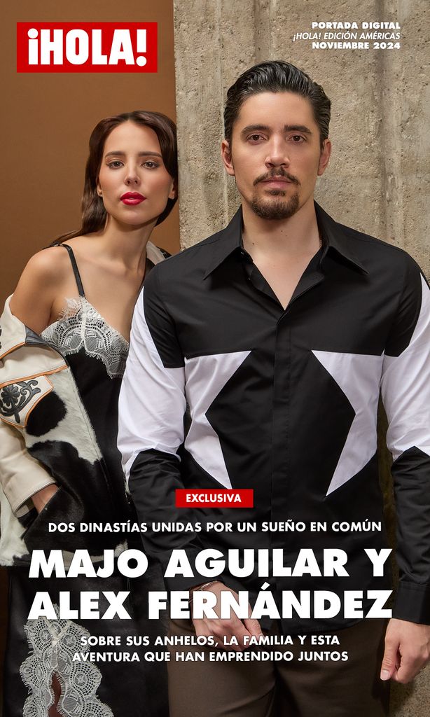 Fotos: Esteban Calderón | Maquillaje: Claudia Gamiño | Peinado: Lisset Allende
Majo luce un vestido lencero y chaqueta de cuero de Montserrat Messeguer. A su derecha, Alex viste una camisa de Balmain vía Farfetch, pantalones de Zara y joyería de Cartier.
