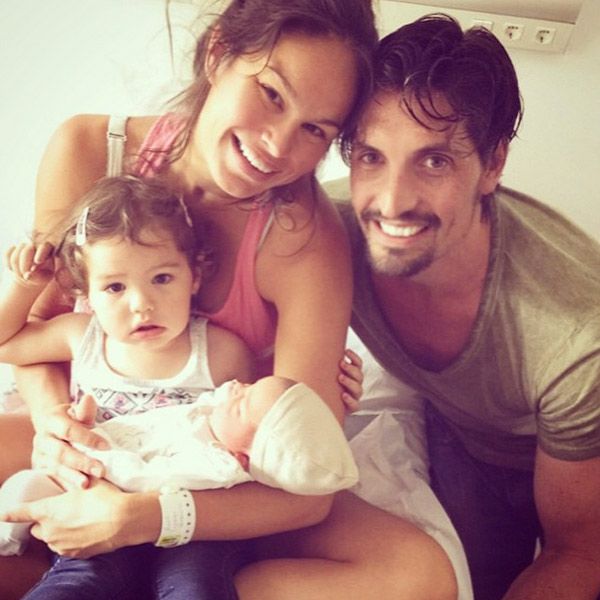 "F A M I L I A L O P E Z ❤️❤️❤️❤️❤️❤️❤️ #ines #nuno", han escrito los felices papás en sus respectivos perfiles de las redes sociales junto a esta preciosa imagen.

