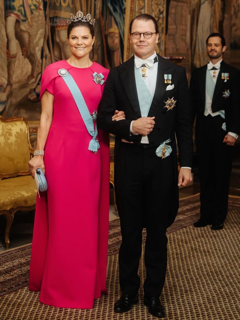 Dos imágenes tomadas durante la segunda cena de los Nobel, que tuvo lugar en el Palacio Real al tiempo que la Casa Real respondía a las últimas filtraciones sobre el Caso Epstein