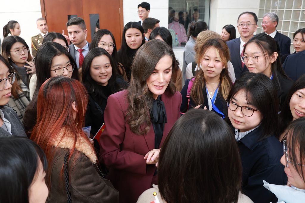 La reina Letizia en la Universidad de Estudios extranjeros de Pekín