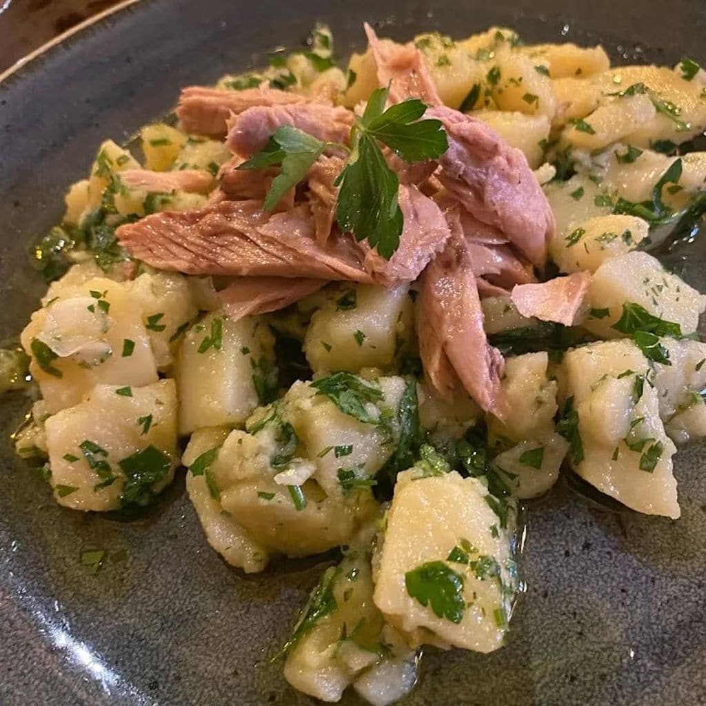 Las papas aliñás son un clásico de la cocina andaluza, aquí con melva de atún.