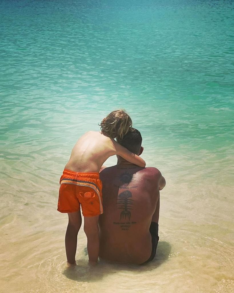 Joaquín Prat en la playa con su hijo