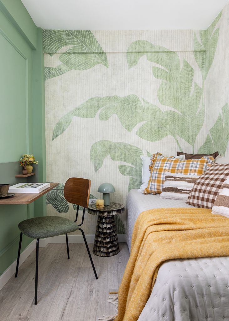 Dormitorio con zona de estudio